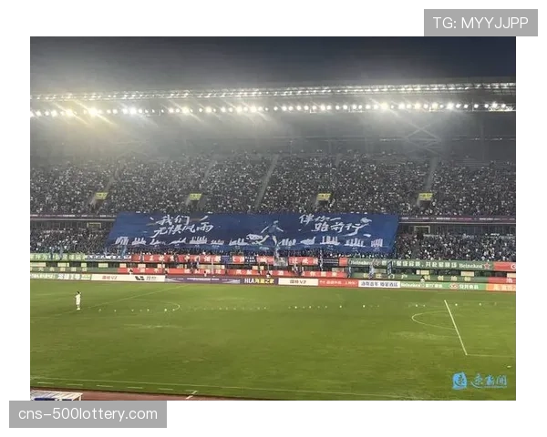 博洛尼亚主场南看台为去世的百岁球迷默哀并展示巨型横幅 博洛尼亚主场南看台为去世的百岁球迷默哀并展示巨型横幅