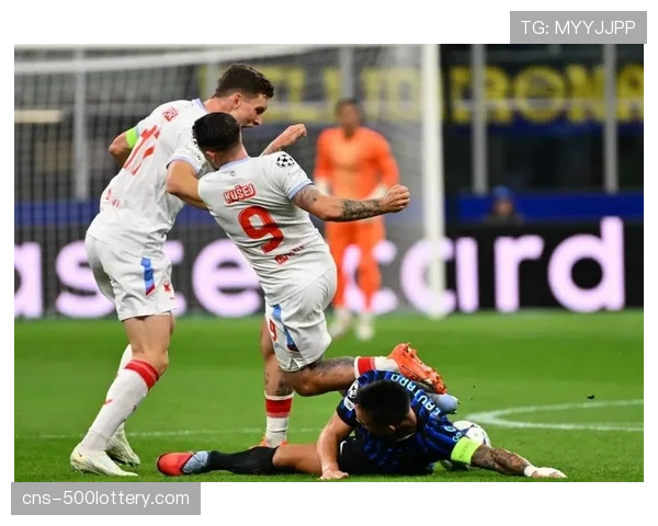 瞬间聚焦：曼城球员在任意球人墙中疑似手球，裁判未予判罚